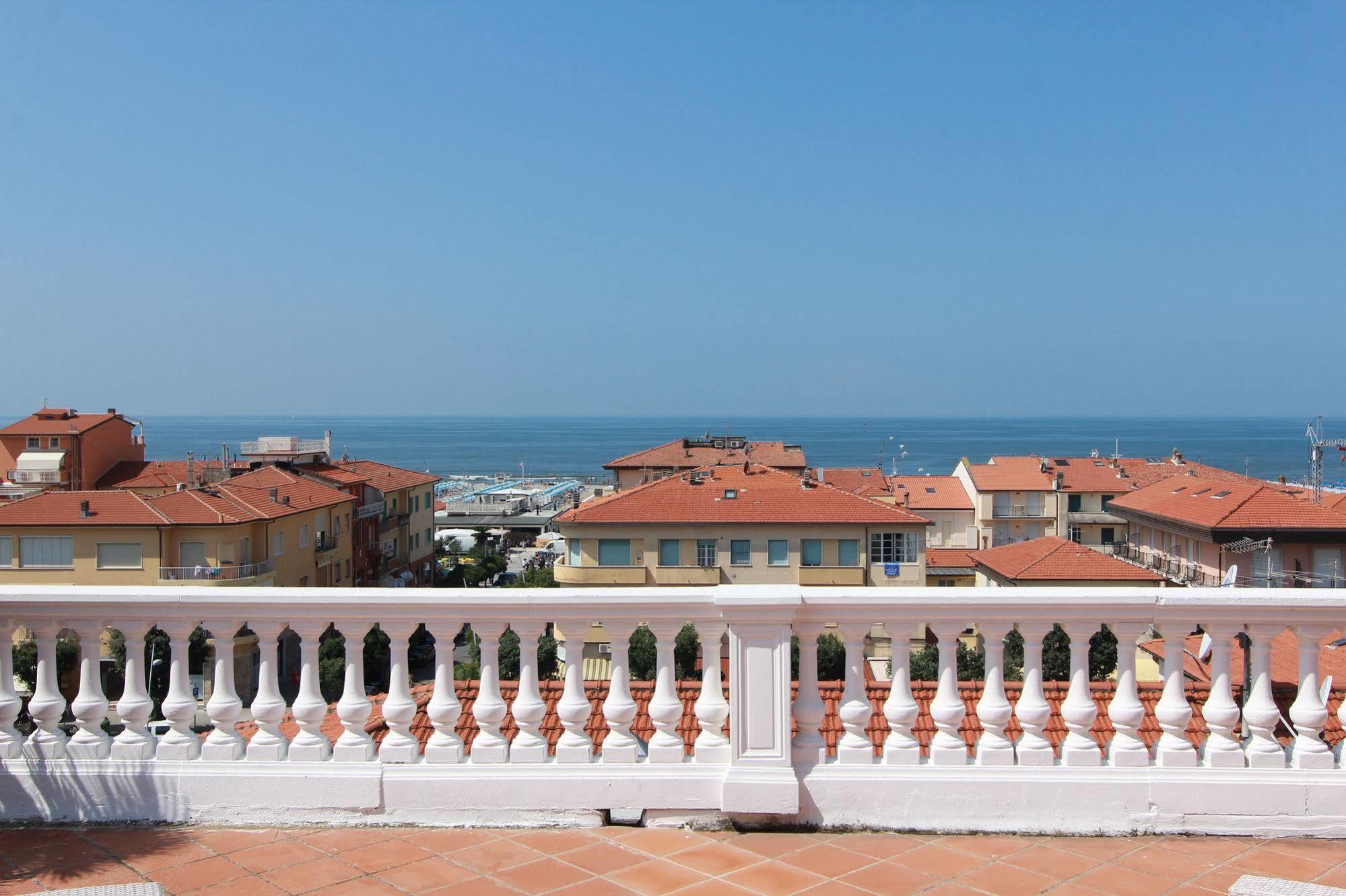 Hotel Regina Lido di Camaiore Exterior photo